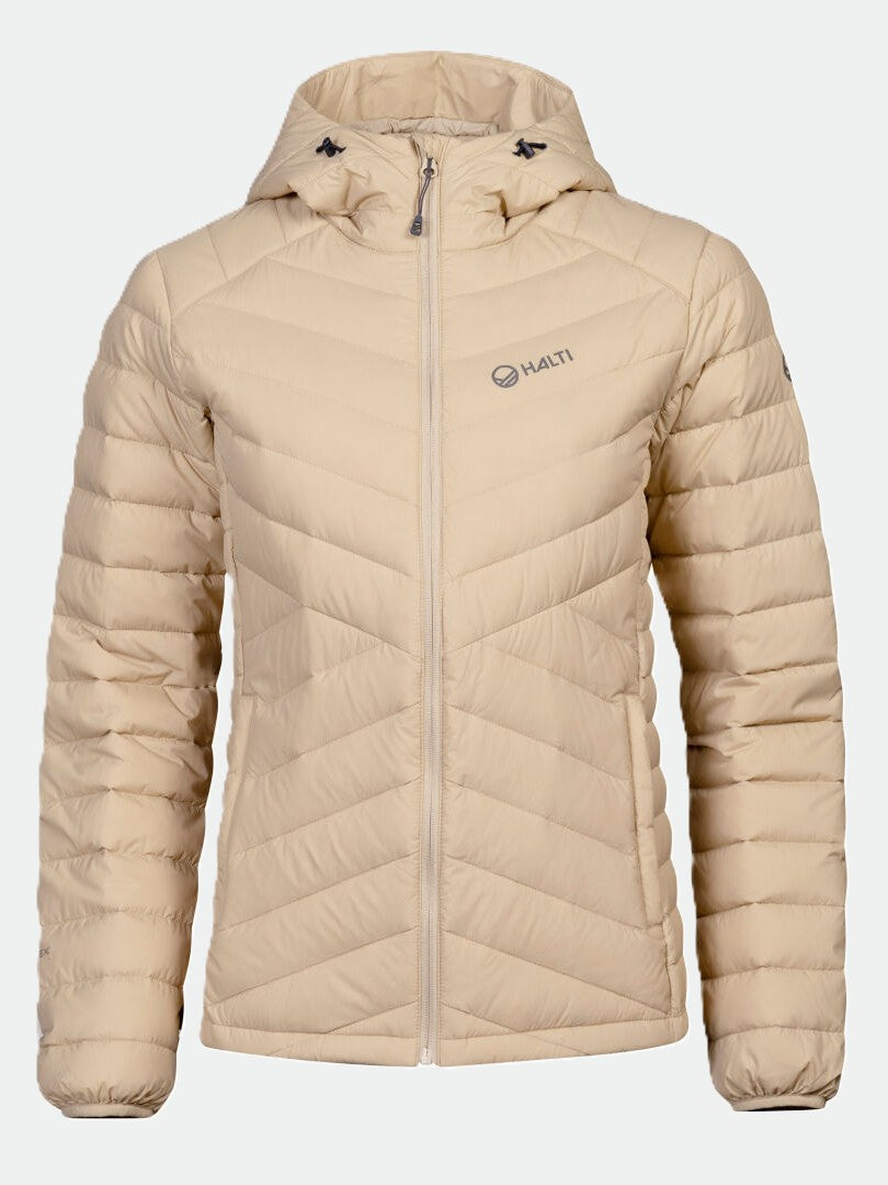 Halti Huippu Dunjacka Dam: beige, dunjacka i Pertex Quantum ripstop med huva, logotyp och dragkedja fram.