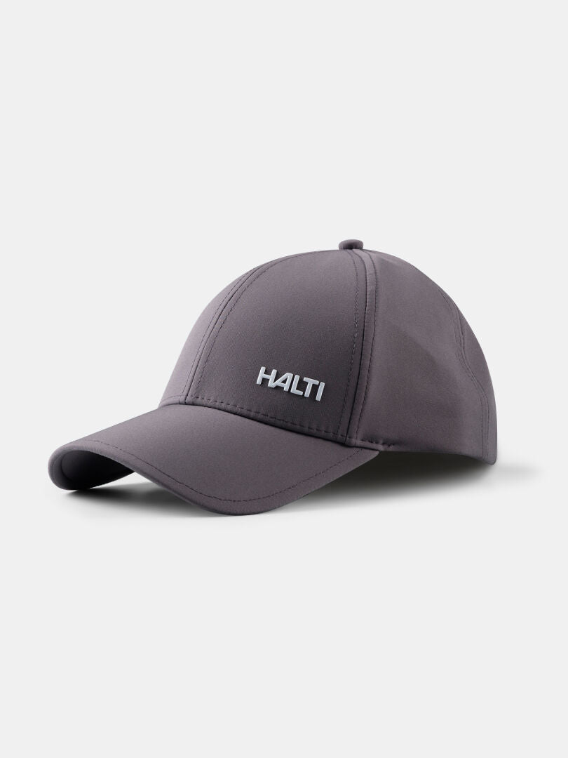 En grå Halti Mattas Baseball Keps med UPF 50+ och broderi framtill, visad på en vit bakgrund.