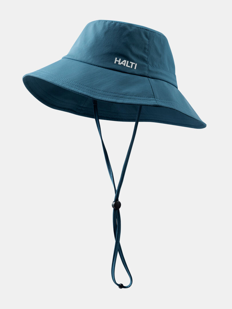 Halti Luovi Hatt teal bucket hat, UPF 90+, hakrem, brett brätte och logotyp på enfärgad bakgrund.