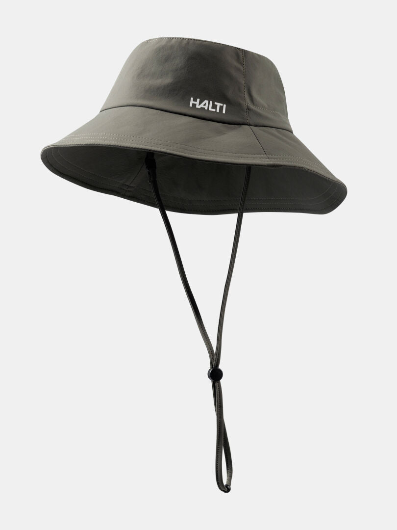 Halti Luovi Hatt är en grå bucket hat med hakrem, UPF 90+ solskydd och HALTI-logotyp på framsidan.