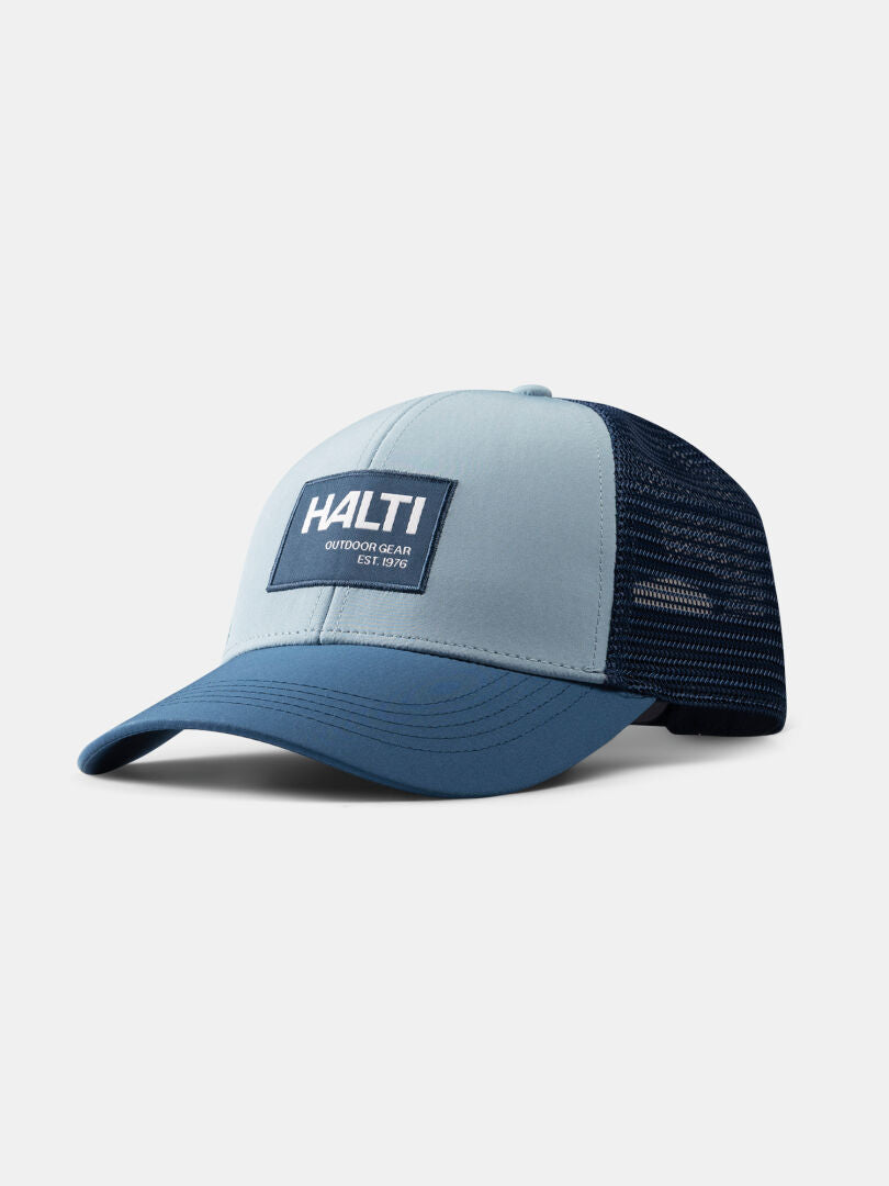 Halti Koskelo Trucker Keps: ljusblå/marin, återvunnen polyester, HALTI-patch, justerbar snapback.