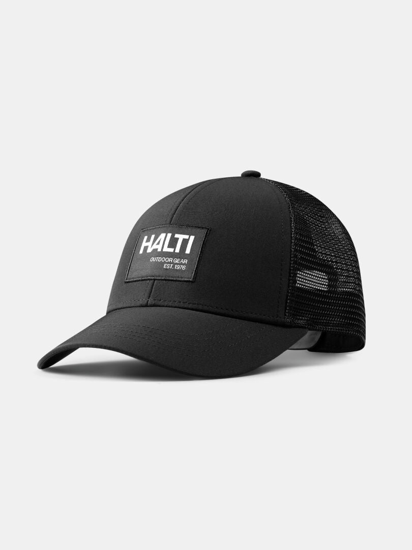 Halti Koskelo Trucker Keps: svart nät, böjd skärm, justerbar tryckknapp, HALTI Outdoor Gear Est. 1976 på framsidan.