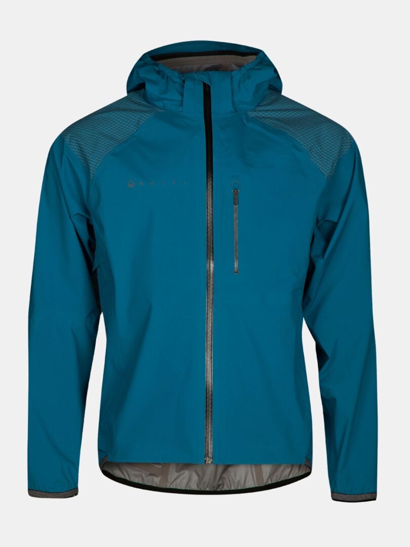 En blå Halti Liike Herr 3L DrymaxX Sportjacka med dragkedja fram och bröstficka i återvunnen polyester, på vitt.
