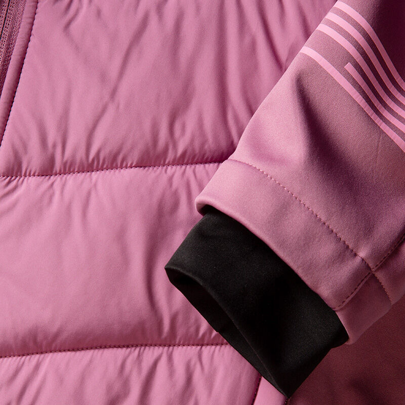 Närbild på Halti Hanki Längdskidjacka Dams rosa quiltade ärm med svart manschett och ljusrosa ränder.