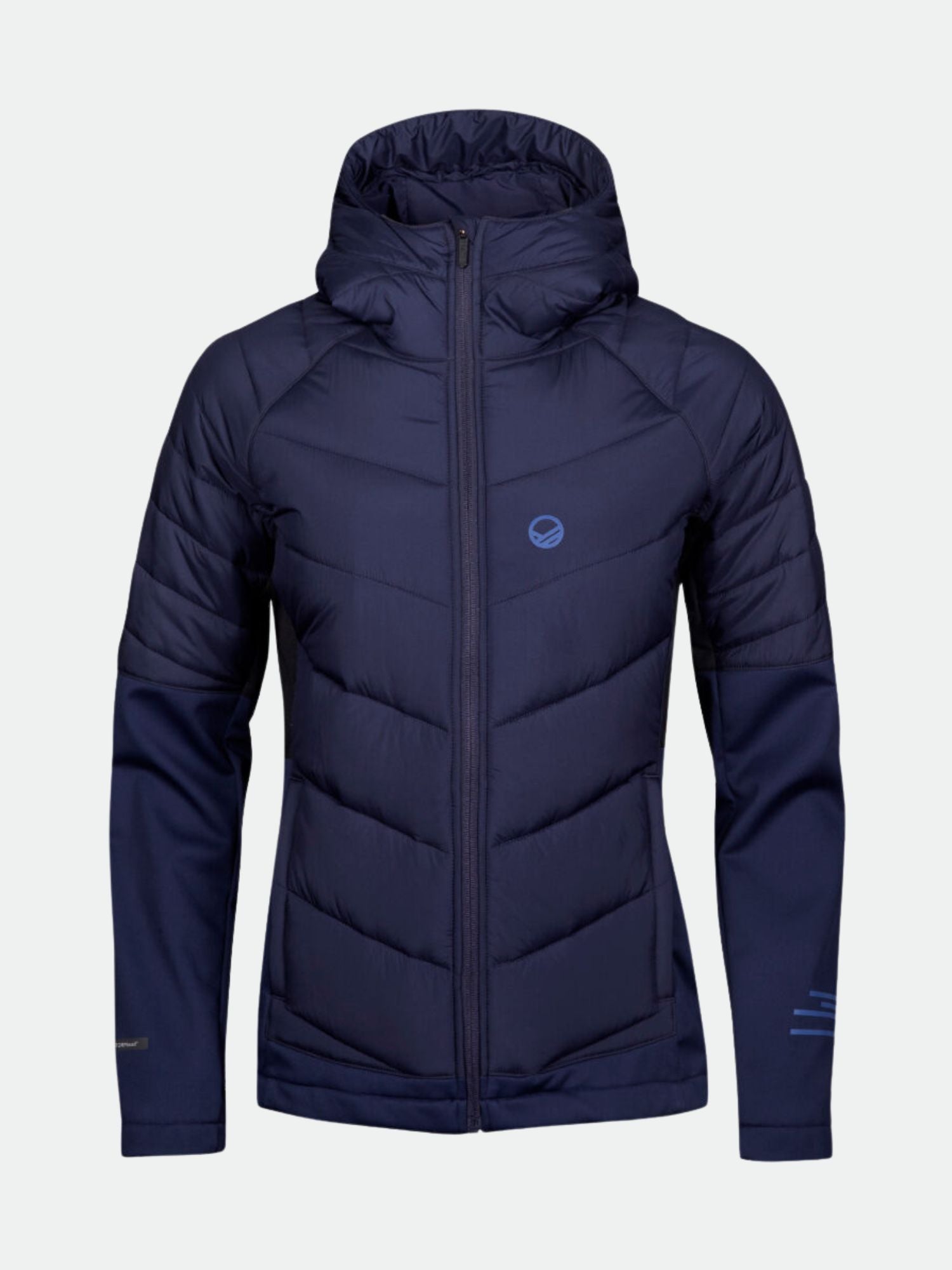 Halti Hanki Längdskidjacka Dam Plus: Marinblå jacka med huva, dragkedja, långa ärmar och diskret logotyp på bröstet.