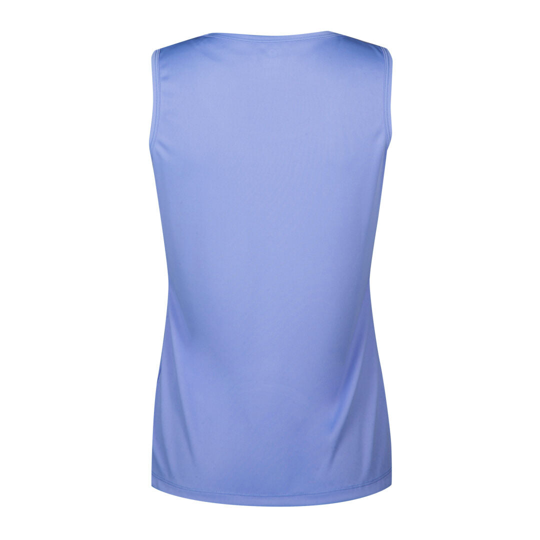 Bakifrån av Halti Salves Topp Dam i ljusblått, tillverkat av återvunnen polyester för den aktiva kvinnan.