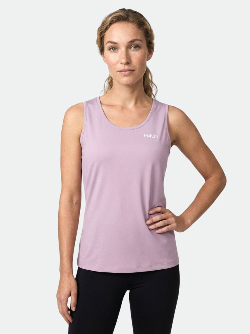 En person tittar fram och har på sig en Halti Salves Topp Dam i ljuslila och svarta byxor.