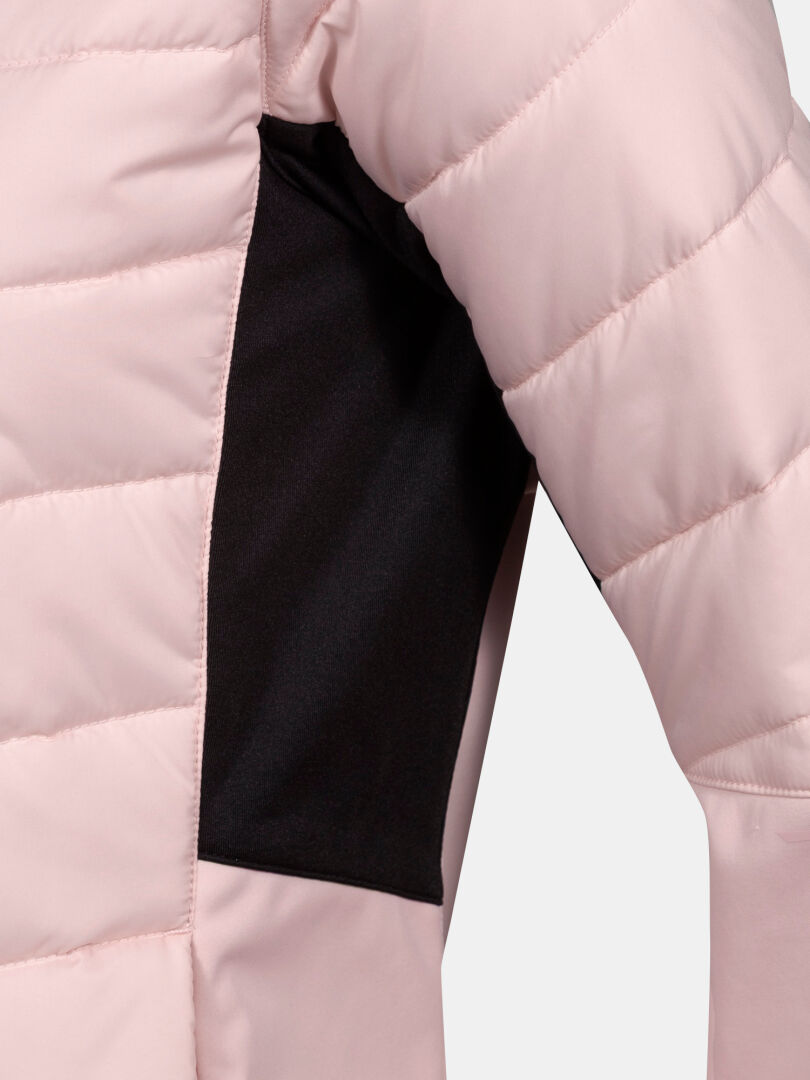 Närbild på Halti Hanki 2 Hybrid Längdskidjacka Dam Plus, ljusrosa med svarta paneler, Stormwall®- och Microtherm-vaddering.