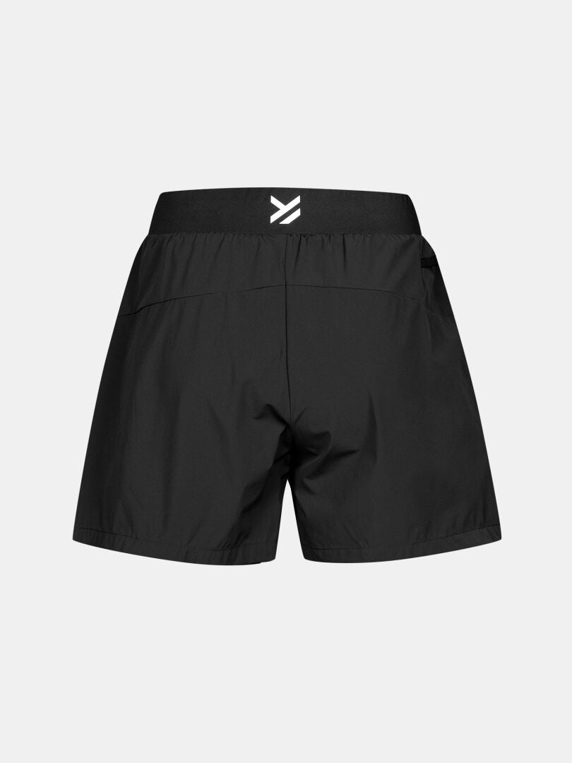 Halti Uurto Shorts Dam, svart, snabbtorkande tyg, elastisk midja, liten vit logo i mitten (bakifrån).