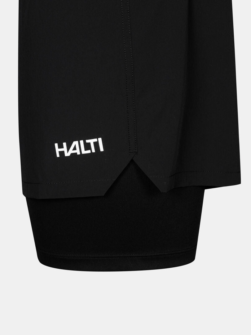 Närbild på Uurto Shorts Herr by Halti med vit logotyp nära nederkanten och en liten slits mitt nertill.