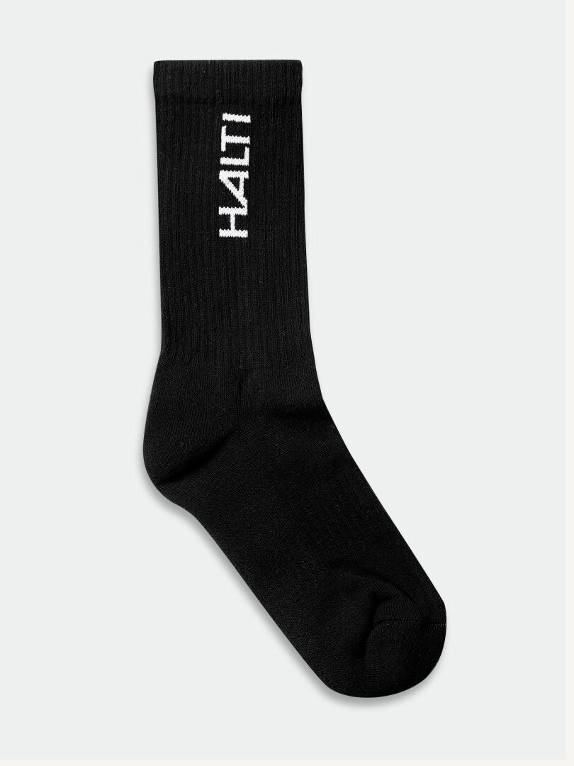 Ett 3-pack svarta Halti Outdoor Sport Crew-strumpor för vandring eller vardagsbruk, visade mot en enfärgad ljus bakgrund.