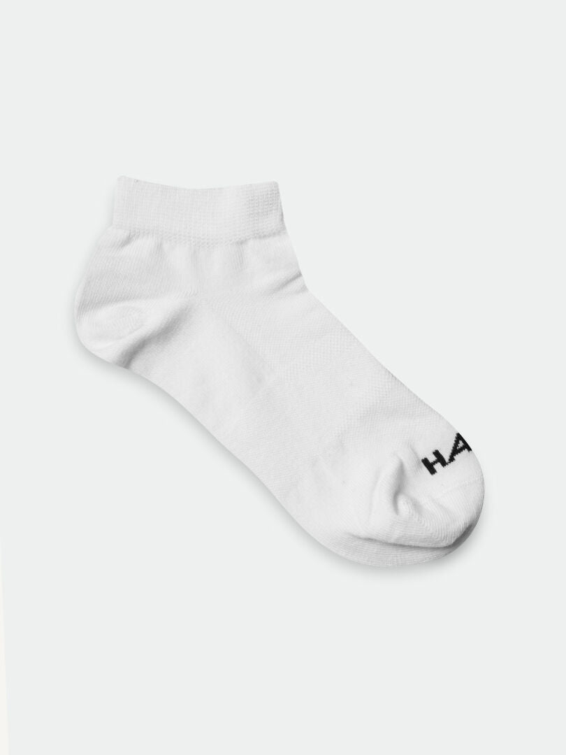 Halti Outdoor Sport Low Strumpor 3-pack i vitt, vardera med en liten svart logotyp på tån, visade mot en ljus bakgrund.