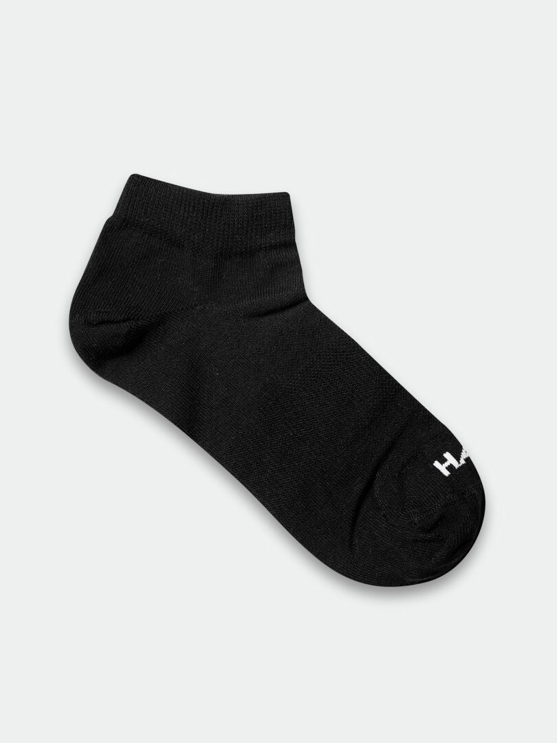 Ett Halti Outdoor Sport Low Strumpor 3-pack i svart visas mot en slät ljusgrå bakgrund.