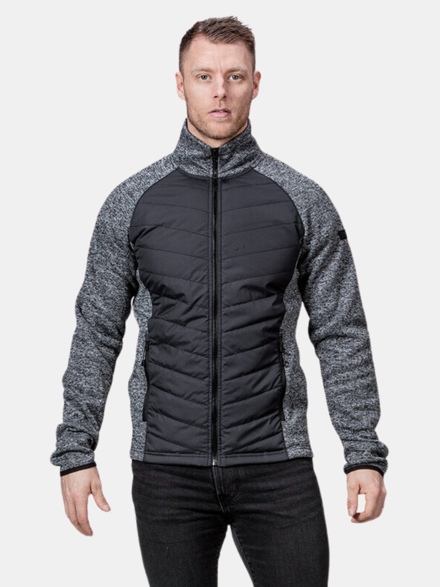 Man i Halti Streams Hybrid Mellanlager Herr-jacka med quiltad framsida, stående mot en vit bakgrund.