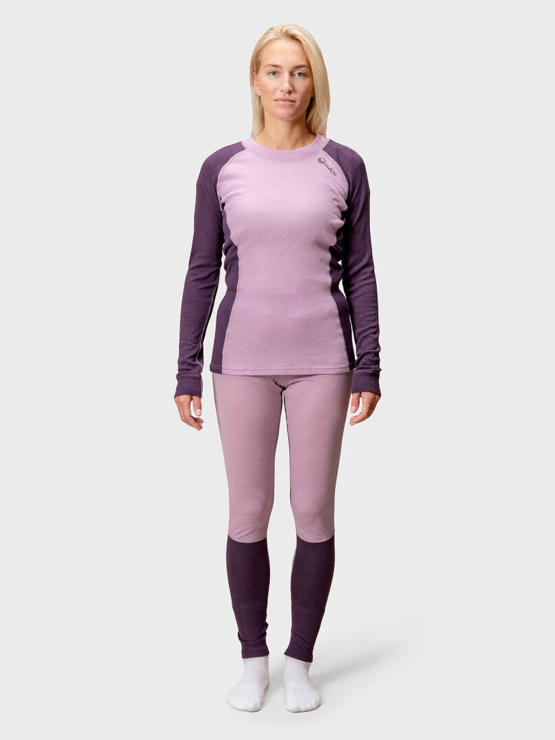 En kvinna vänder sig framåt i Halti Hossa Merinoull Underställ Set Dam, långärmad topp och leggings.