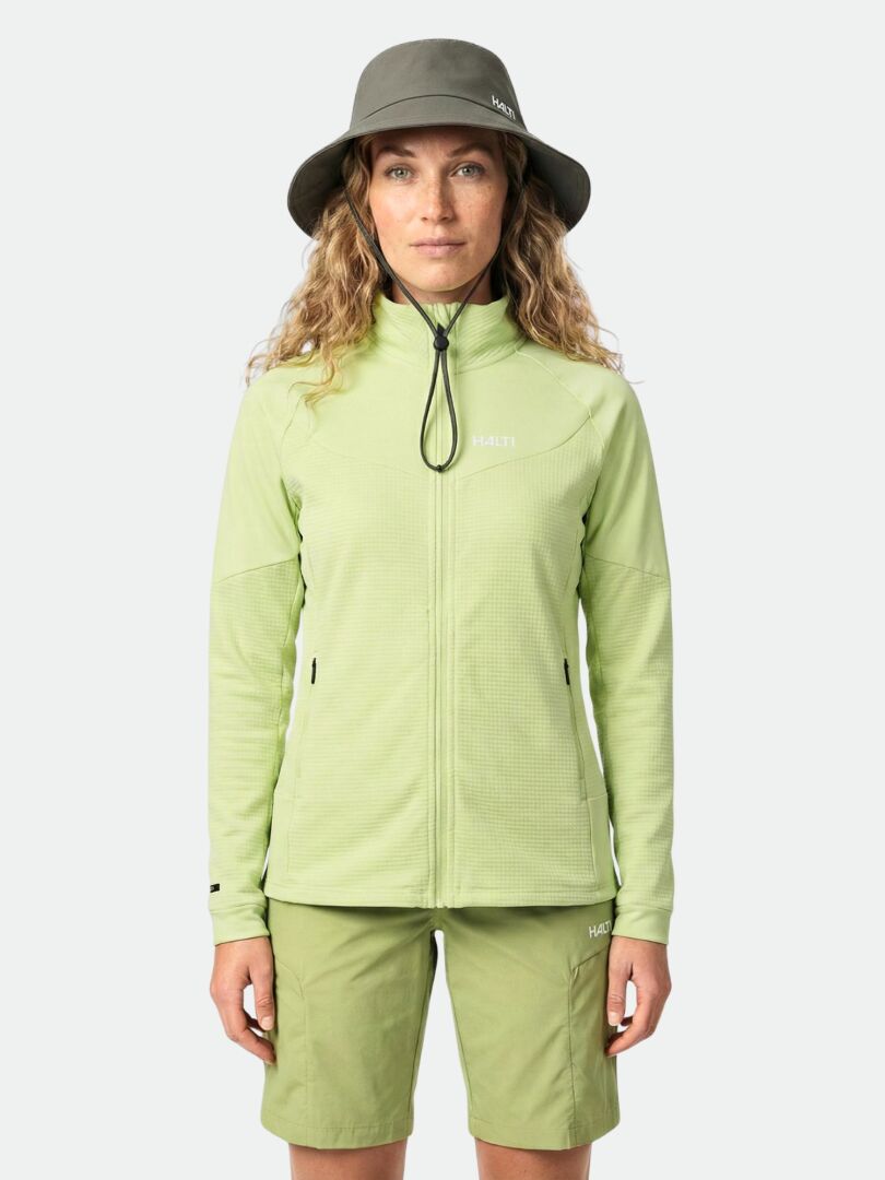 Iförd Haltis HeatGrid Mellanlager Dam med matchande shorts och en olivfärgad bucket hat mot en enfärgad bakgrund.