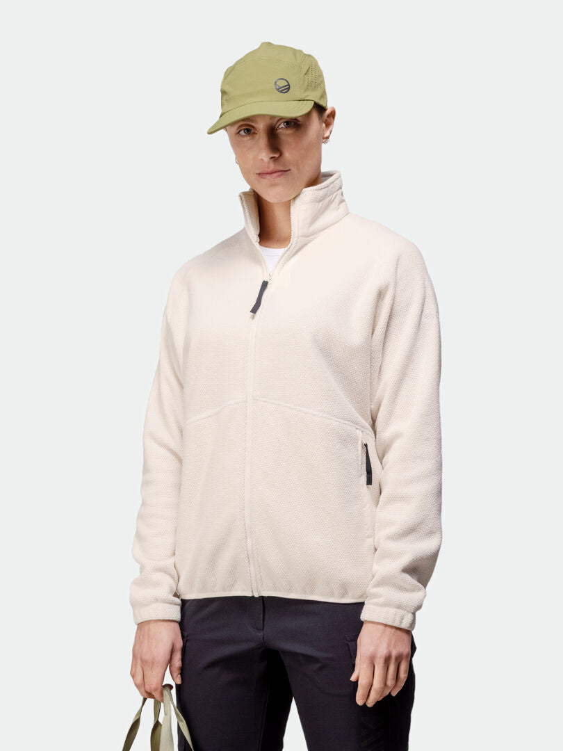 Någon i en Halti Soolo Mellanlager Dam, tillverkad av återvunnen fleece, är redo för vardagliga äventyr.