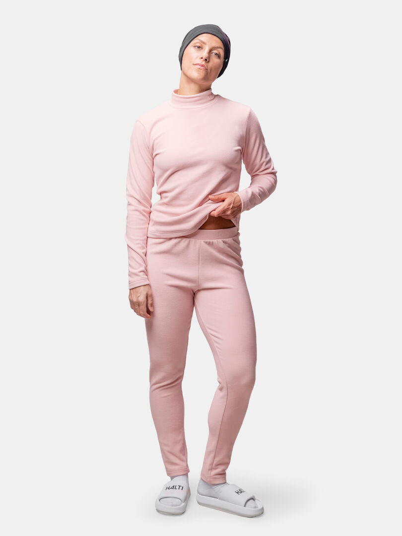 Person i Halti Trone Fleece Tröja Dam, leggings, grå mössa och vita slides står vänd framåt.