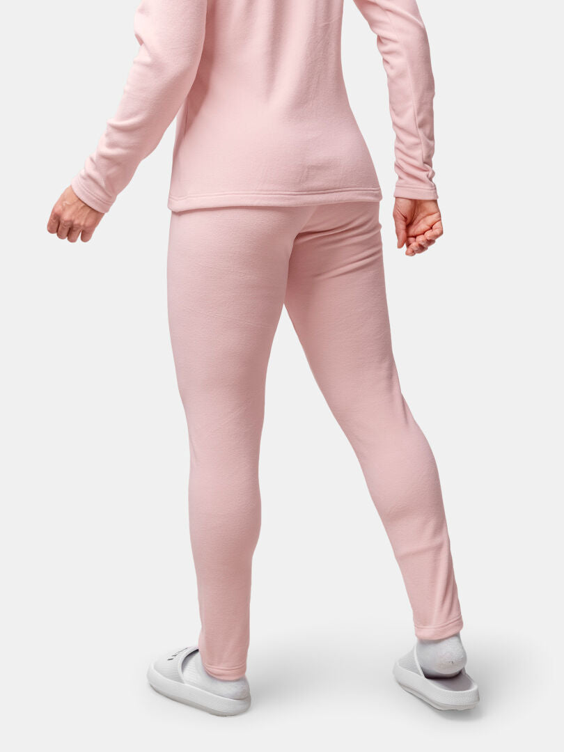 Personen syns bakifrån iklädd Halti Trone Fleece Byxor Dam och en ljusrosa långärmad topp.