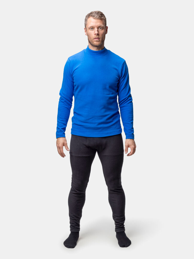 En man vänd framåt, iklädd Halti Trone Fleece Tröja Herr, svarta leggings och strumpor, mot en enfärgad bakgrund.