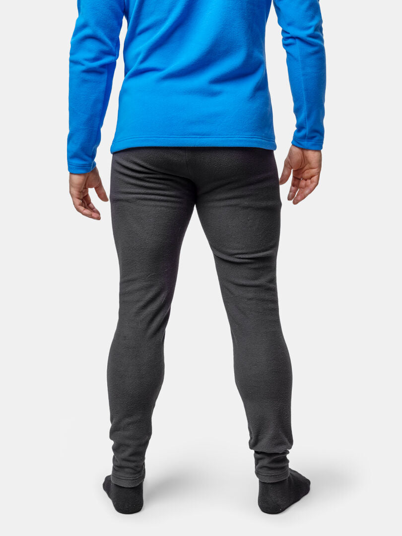 Person vänd bort, klädd i Halti Trone Fleece Byxor Herr i ljusblått och svarta strumpor.