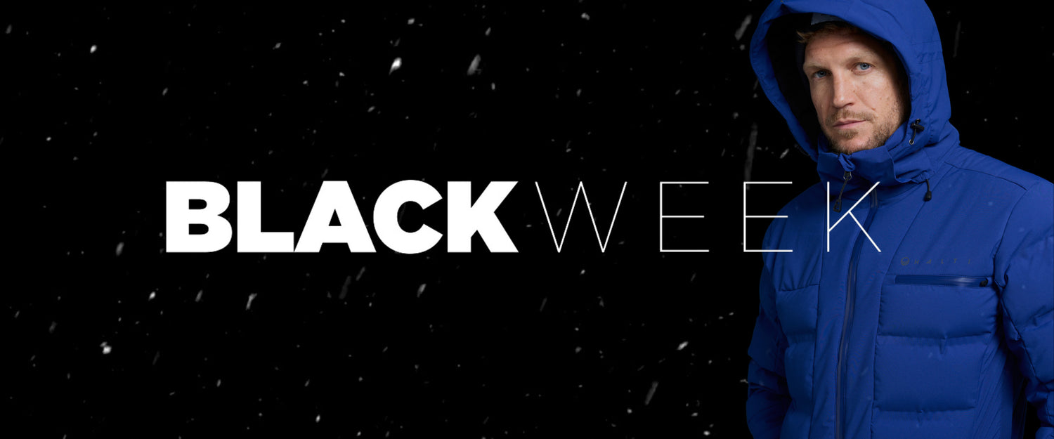Man i blå jacka med huva står bredvid fet text med texten BLACK WEEK mot en svart, snöig bakgrund.