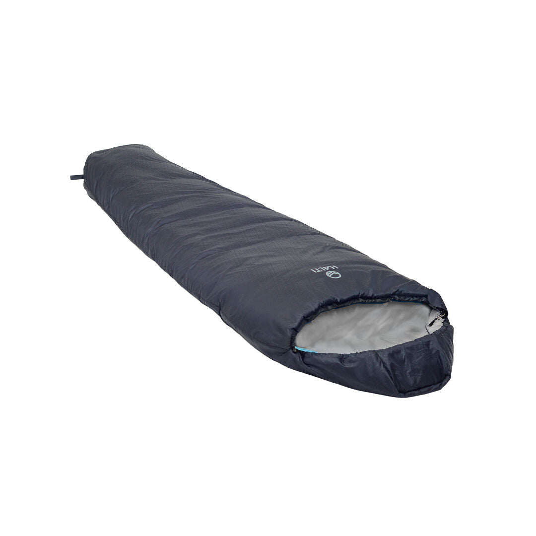 Halti Camper XL RC Sovsäck, en mörkgrå mumieväska av återvunnet material, visas mot vit bakgrund.