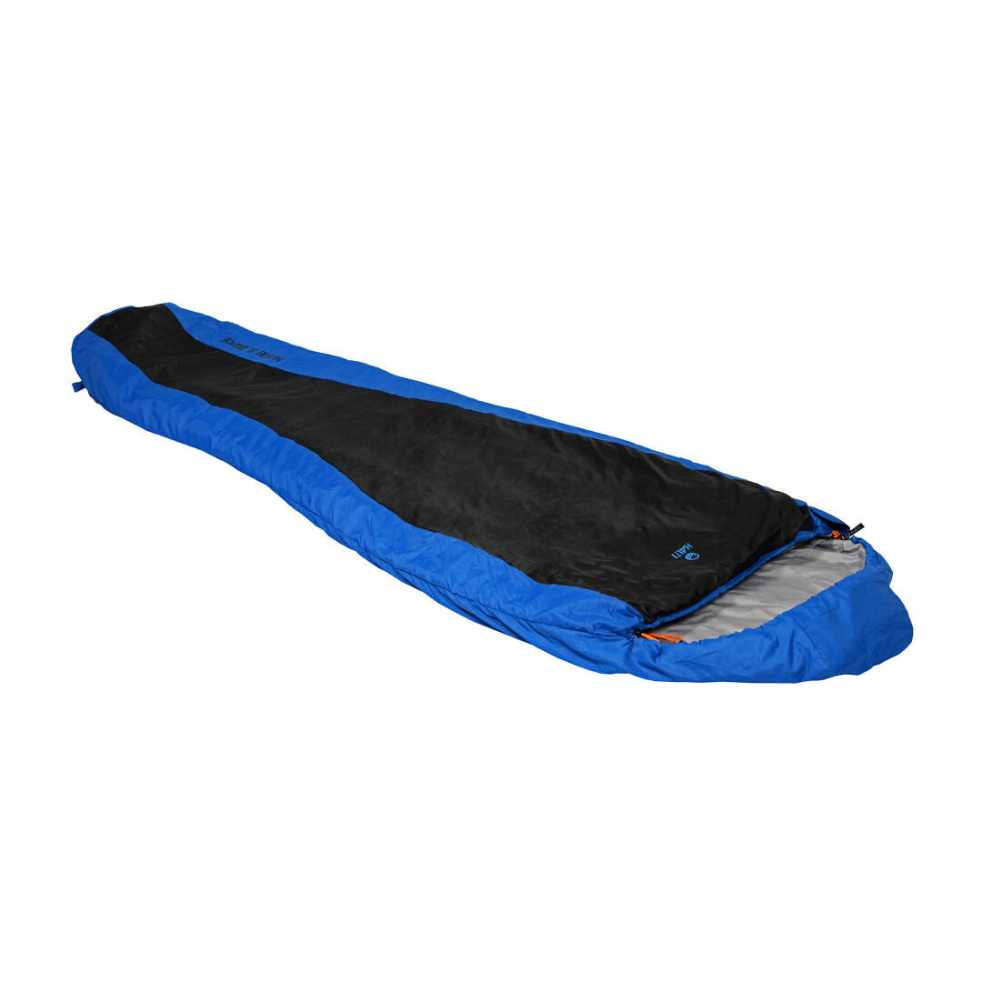 En blå och svart Halti Hike&Bike Sovsäck med Microtherm fiberisolering ligger platt på en vit bakgrund.