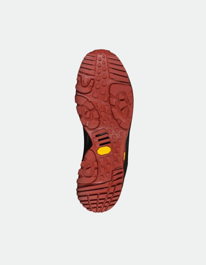 Halti Rorvik Herr Mid DrymaxX har en röd och svart Vibram-sula för grepp, visad underifrån mot en vit bakgrund.