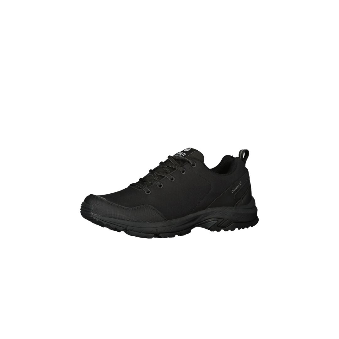 Halti Retki Low Herr DrymaxX Outdoor Skor är en svart låg sko med GripmaxX Antislip-sula på vit bakgrund.