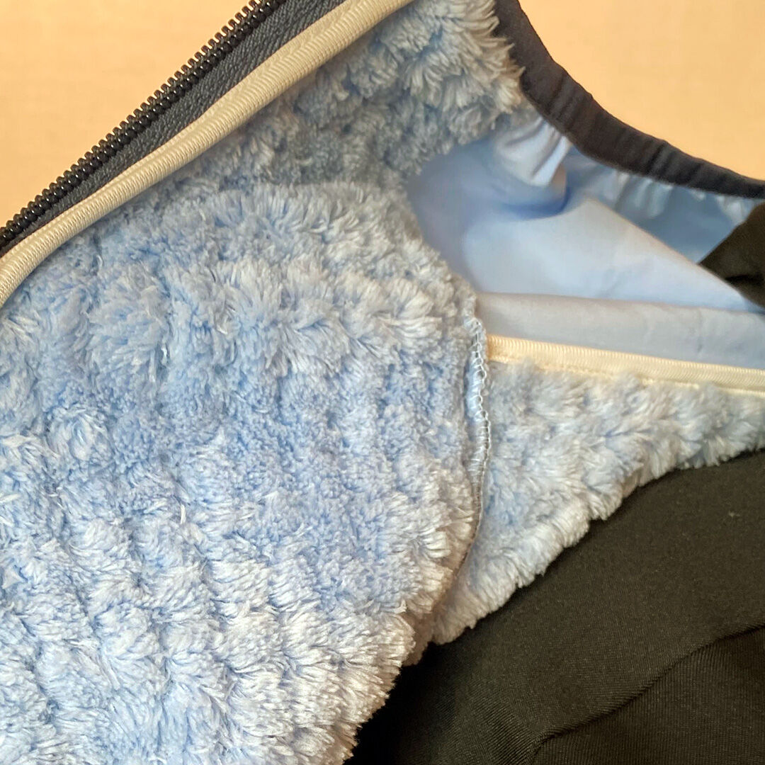 Närbild av Halti Crust Mellanlagerjacka Dam med ljusblått, fluffigt fleecefoder och synligt blixtlås, tillverkad av återvunnet material.
