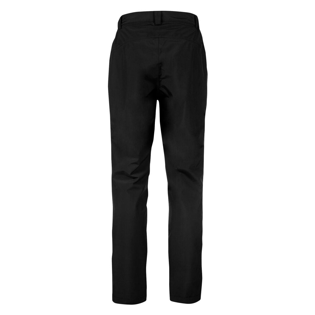 Bakifrån av Halti Koski Herr DrymaxX skalbyxor i svart återvunnen polyester med raka ben, mot vit bakgrund.