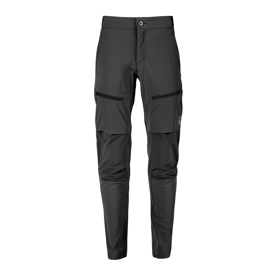 Halti Pallas II Dam Long X-Stretch SS22 svarta cargobyxor med smal passform och lårfickor med dragkedja på vit bakgrund.