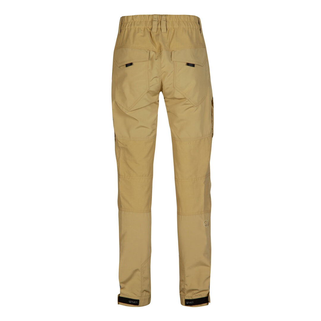 Baksidan av Halti Hiker Dam Ventilated Byxor i beige med ventiler bak, resår i midjan och justerbara ärmslut.