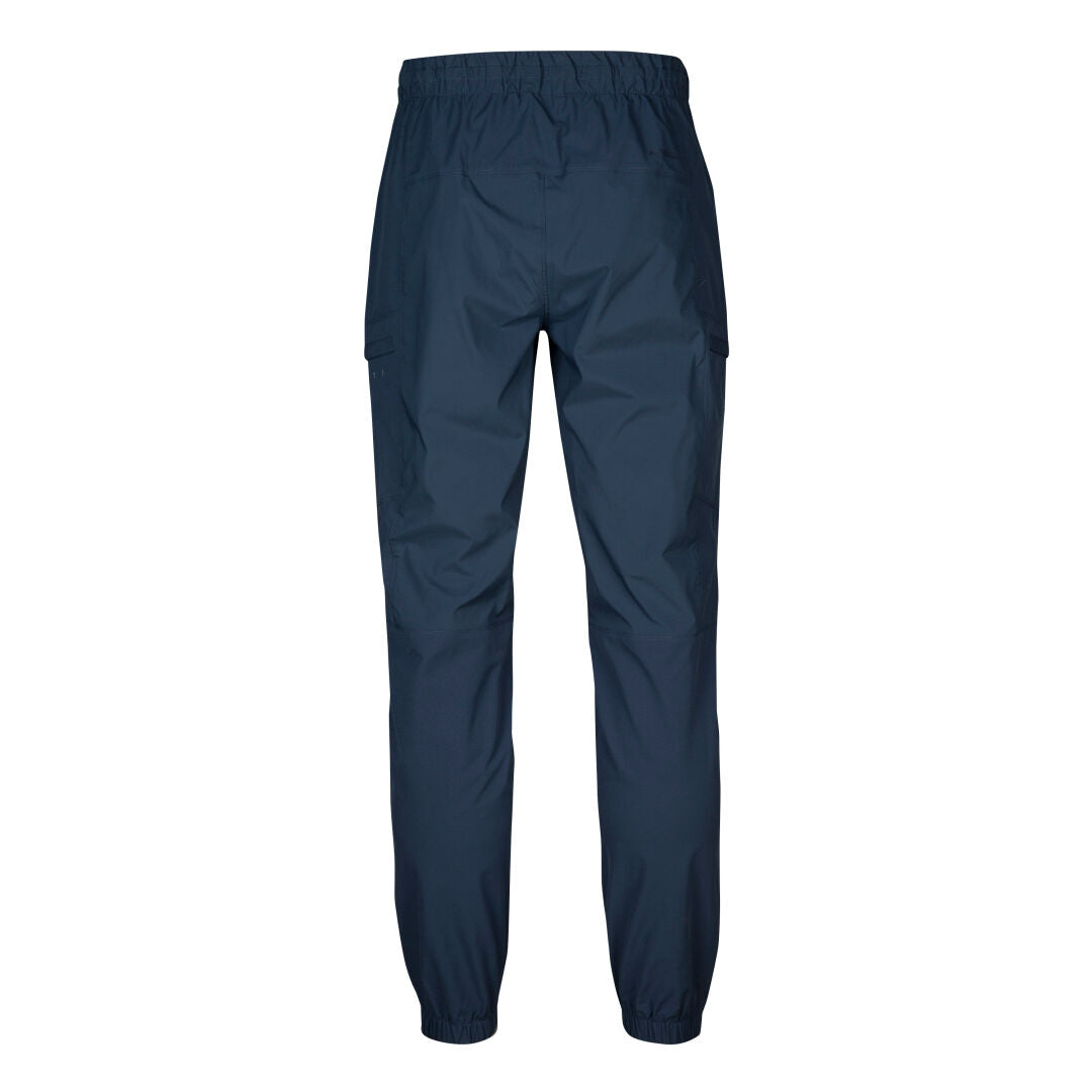 Halti Pallas Herr Jogger Lite Byxor i marinblått med resår i midjan och ärmsluten, bakifrån mot vit bakgrund.