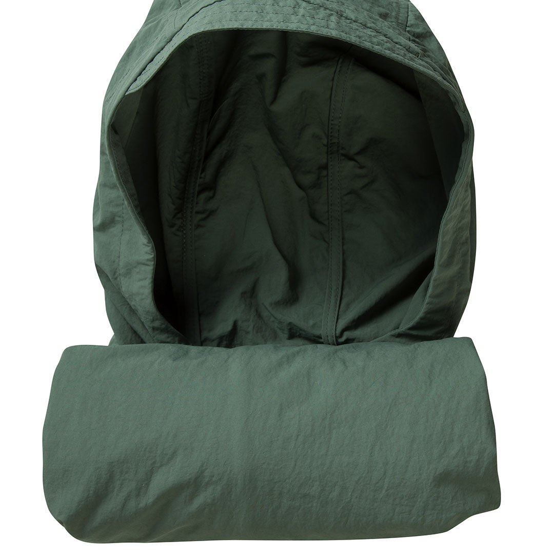 Halti Blosis Unisex Anorak: grön, vindtät jacka med öppen huva och prydligt vikt kropp.