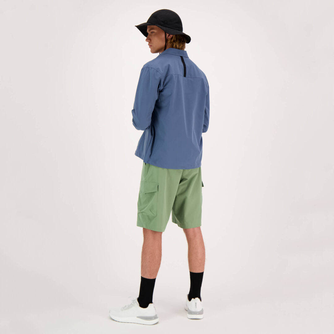En person som bär Halti Bluusi Unisex Skjorta av återvunnen polyester står bakåtvänd.