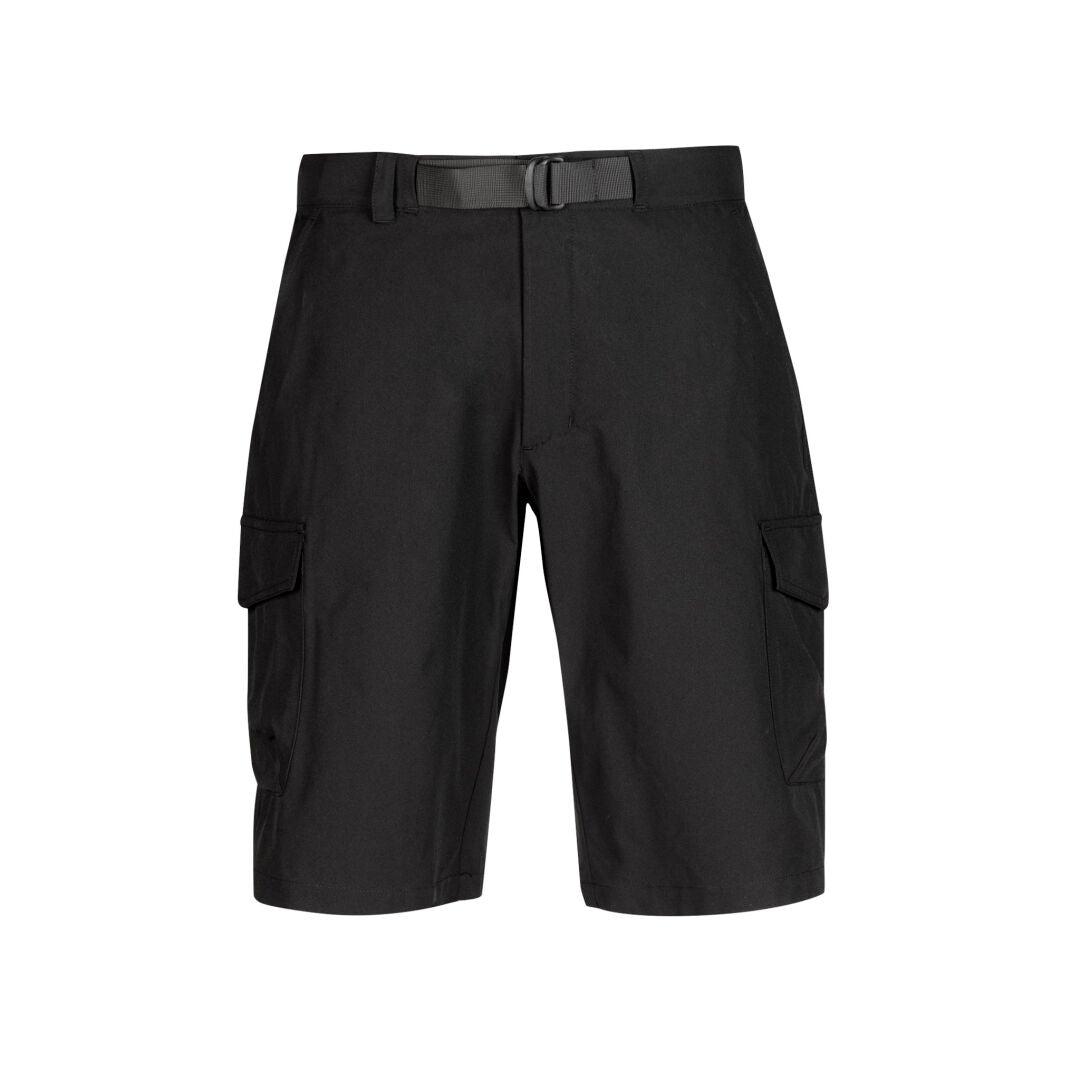 Halti Rundi Herr svarta knälånga shorts med sidfickor, bälte och Quick Dry Stretch ECO RECY-tyg, på vitt.