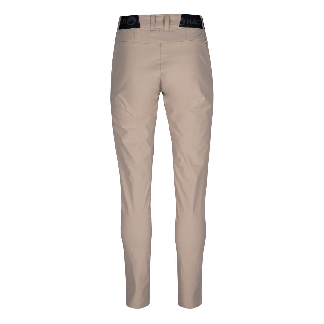 Halti Drive X-stretch Chinos Dam i beige med bälteshällor och midjeband med svart logotyp, på vit bakgrund.