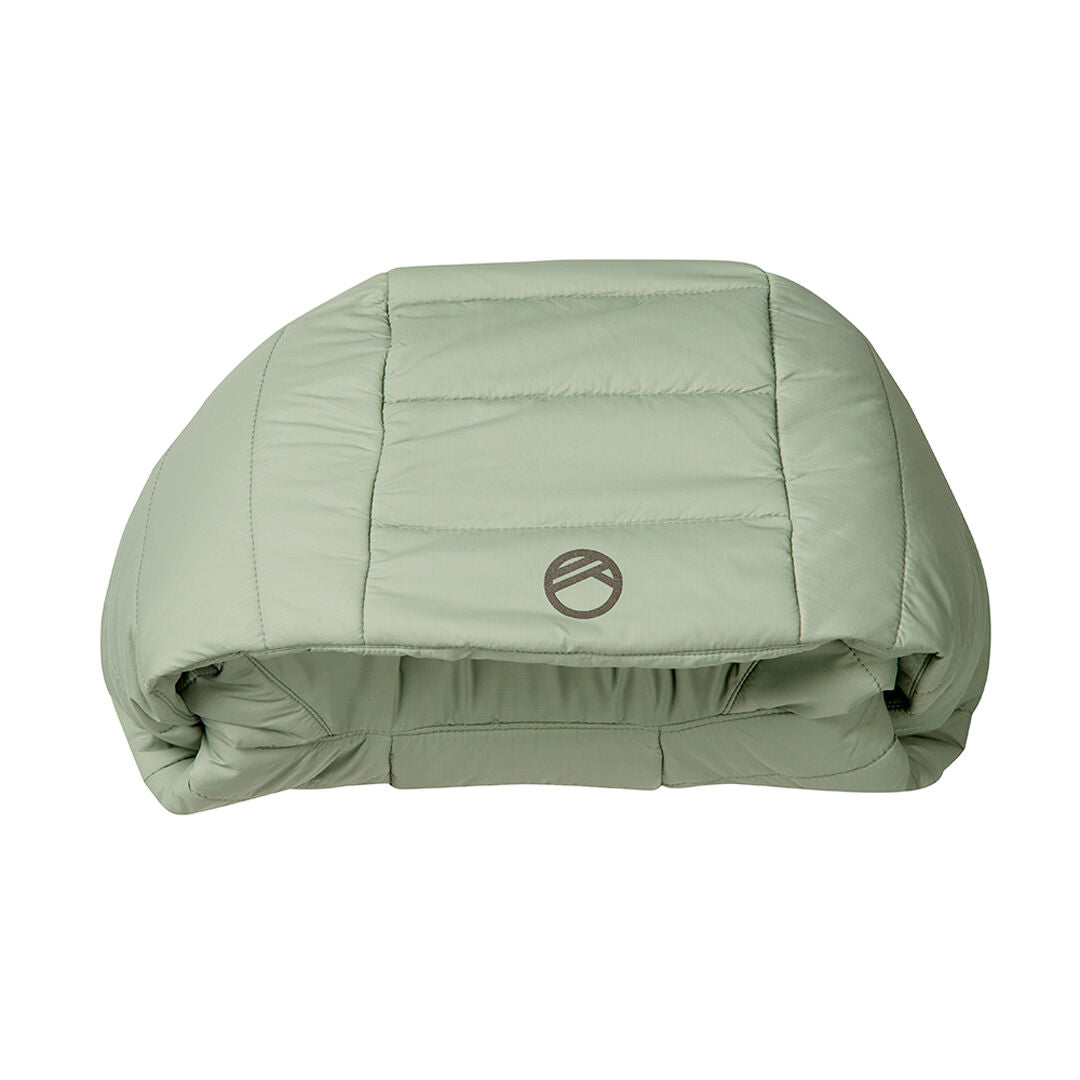 En ljusgrön Evolve Lite Dunjacka Plus Dam quiltad jacka från Halti med logotyp i mitten, på vit bakgrund.