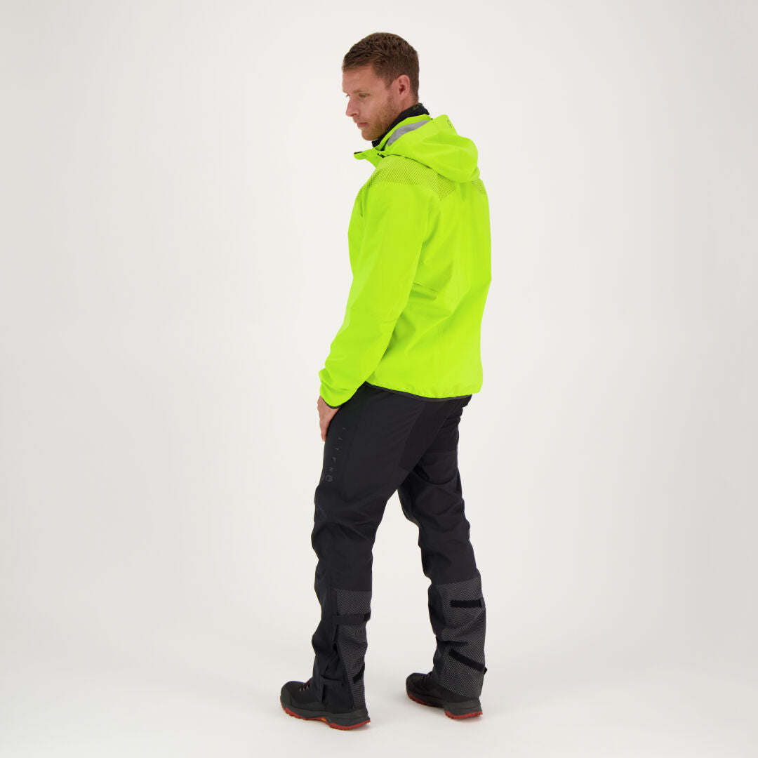 En man bär Halti Liike Herr 3L DrymaxX Sport Byxor i en vit studio.