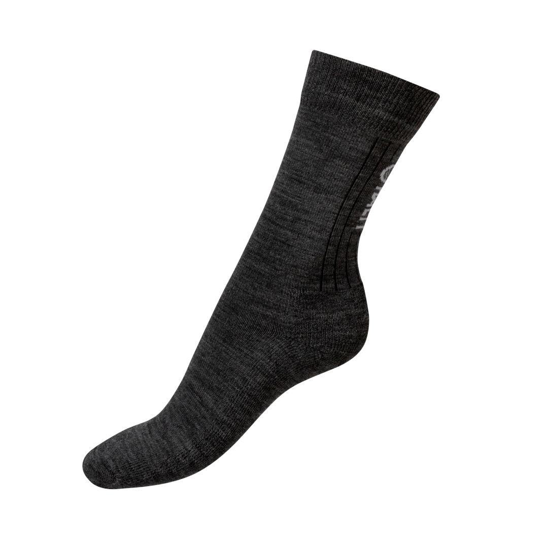 En enda mörkgrå Halti Hiking Vandringsstrumpor merinoullsocka visas från sidan mot en vit bakgrund.