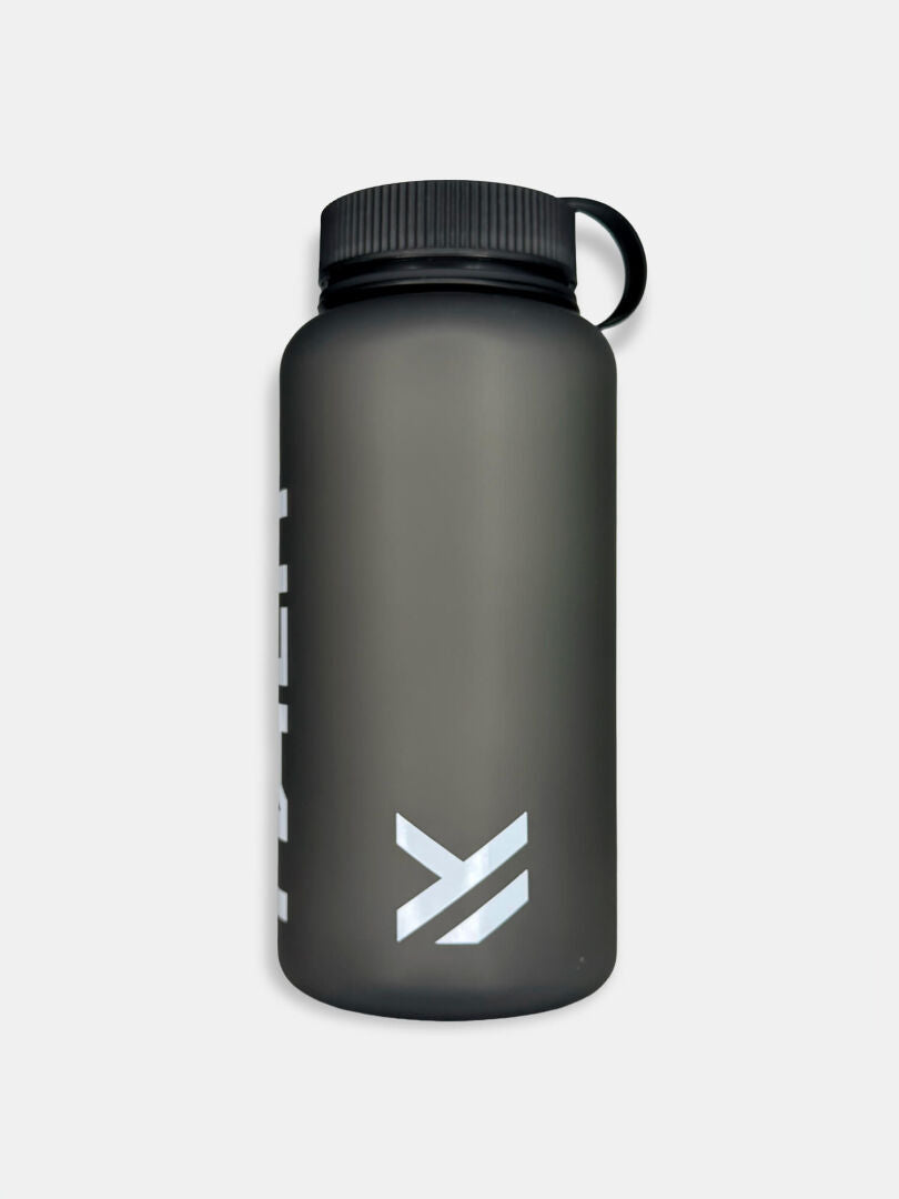 Halti Dricksflaska 1000 ML: mattsvart PETG med skruvkork och vit geometrisk logotyp på framsidan.