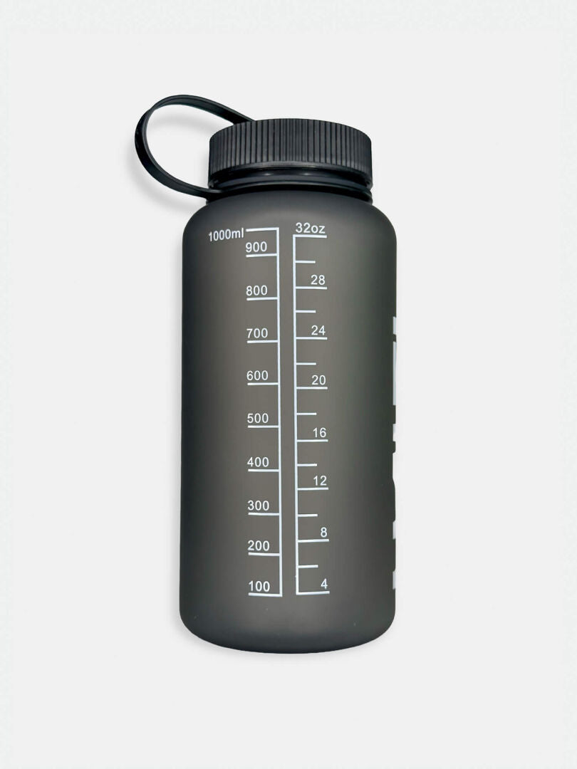 Halti Dricksflaska 1000 ML - läckagesäker svart PETG-flaska med skruvlock, ml/oz-mått på sidan.