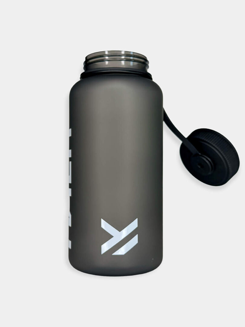 Halti Dricksflaska 1000 ML i mattsvart PETG-plast med rem, skruvlock och läckagesäker vit geometrisk logotyp.