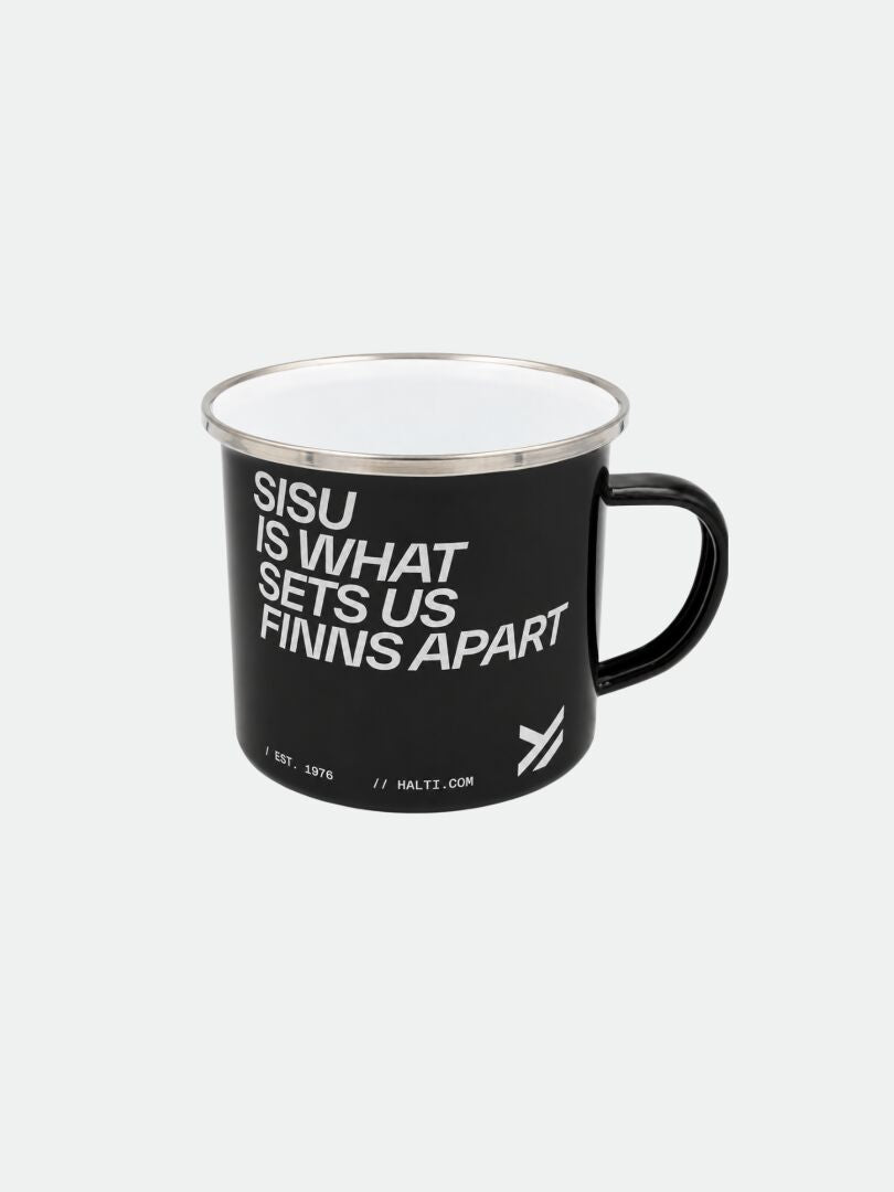 Halti emaljmugg: Svart campingmugg med texten ”SISU IS WHAT SETS US FINNS APART” i vitt och en liten Halti-logotyp nedanför.