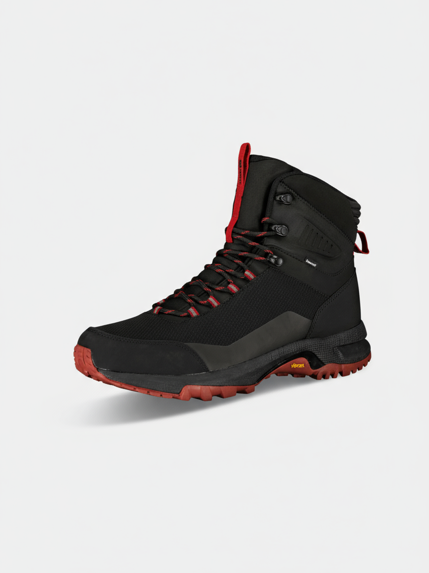 Halti Rorvik Herr Mid DrymaxX vandringskänga med röda snören och Vibram-sula, visad snett på vit bakgrund.