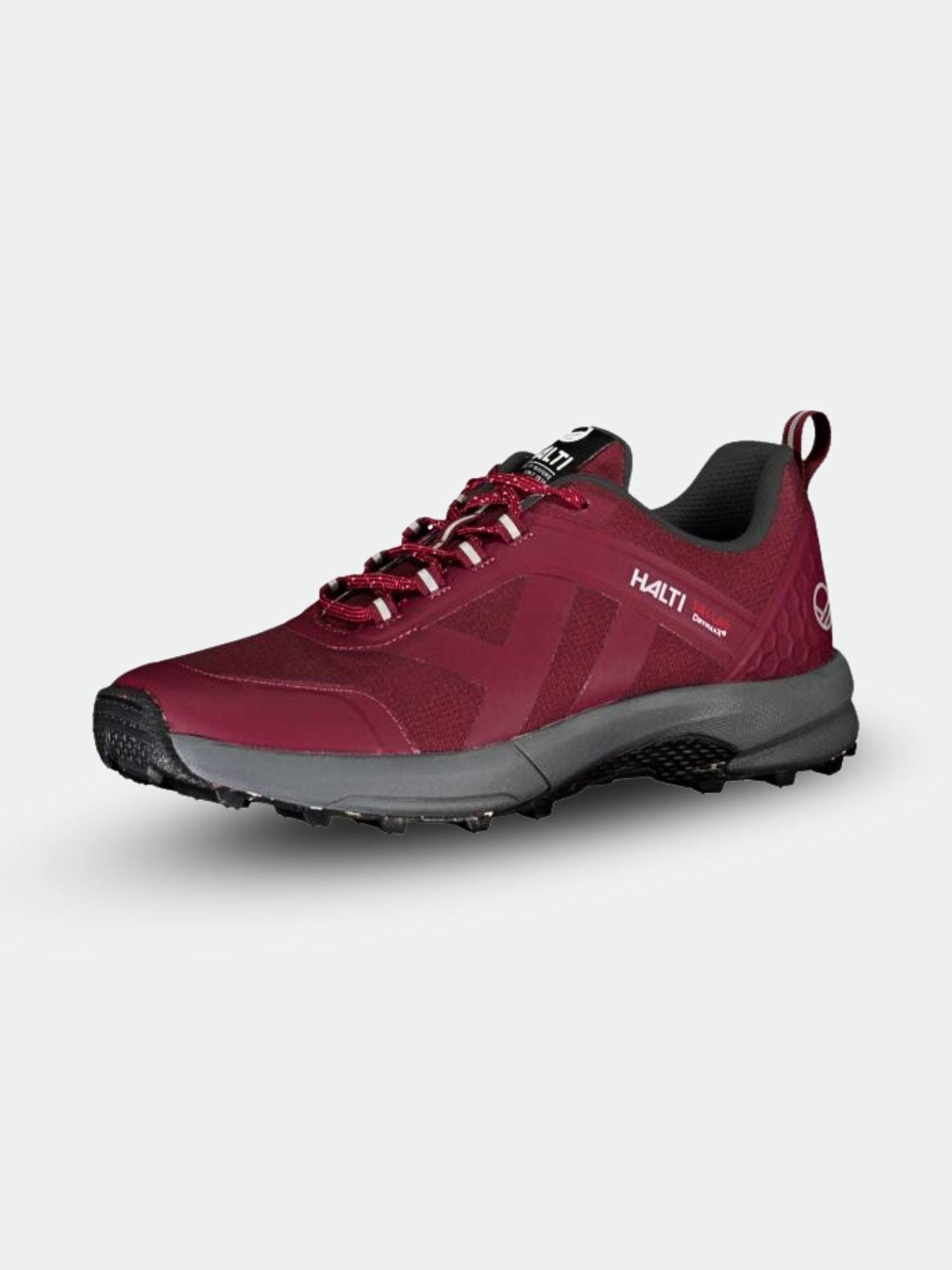 En rödbrun Halti Pallas Dam DrymaxX-sneaker med svart sula, vit logotyp och röda snören på en ljus bakgrund.