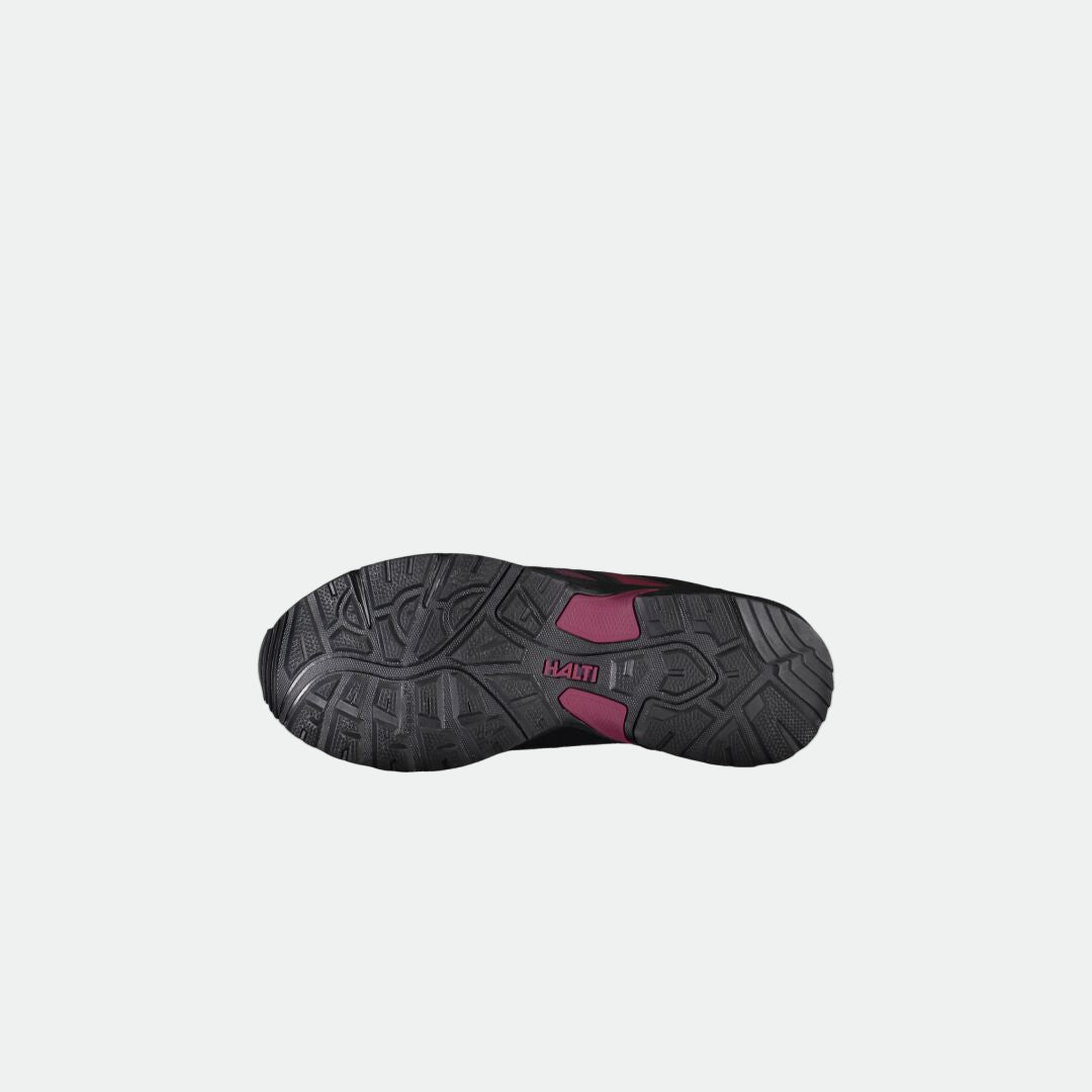 Bilden visar den svarta Halti Outdoorskor DX Mid Dam-sulan med rosa accenter, sedd underifrån på vit botten.
