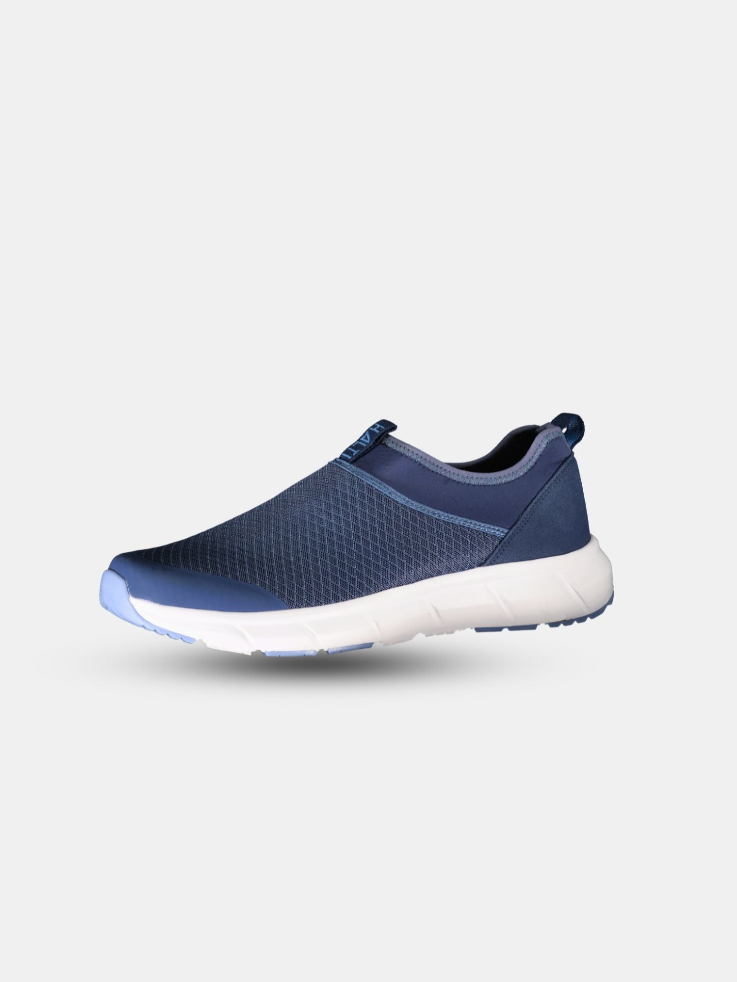 Halti Lester Sneakers Herr, mörkblå med GripmaxX Lite-sula och vit bas, visas mot en ljusgrå bakgrund.